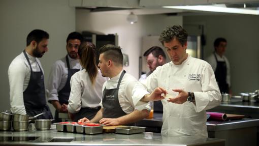 El cocinero Josean Alija trabajando en la cocina de su resaurante Nerua, en Bilbao