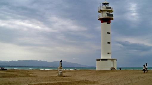 Faro de Punta del Fangar en el Delta del Ebro