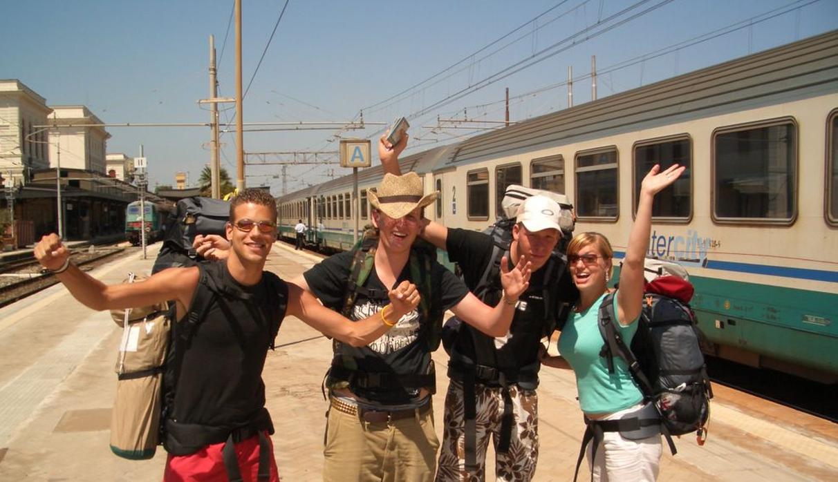 Un grupo de jóvenes disfrutando del Interrail