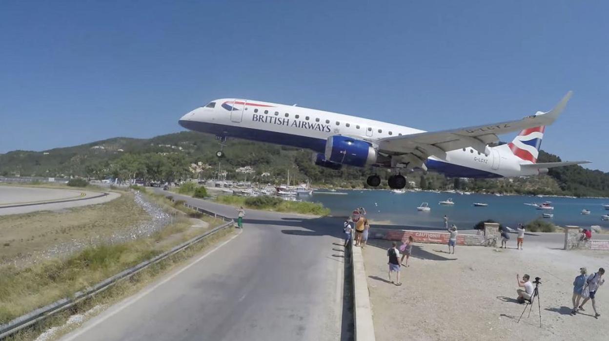 El aterrizaje más espectacular de Europa: el avión casi roza a los turistas