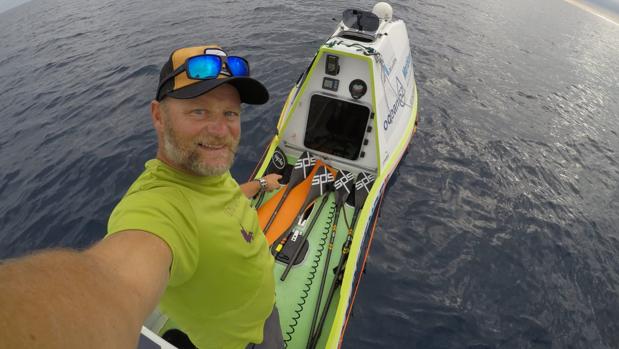 La épica aventura del español que está cruzando el Pacífico en paddle surf