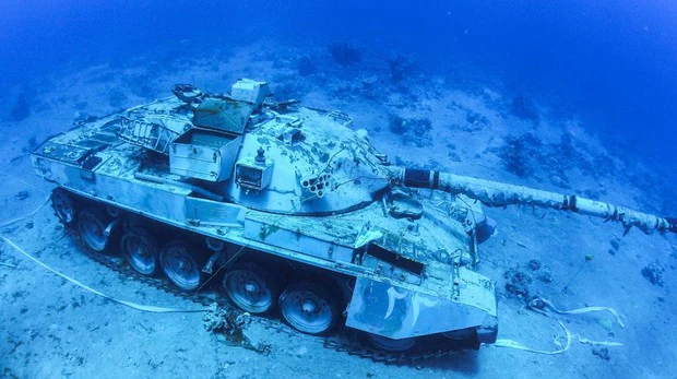 Hunden tanques y un helicóptero para crear un museo militar submarino