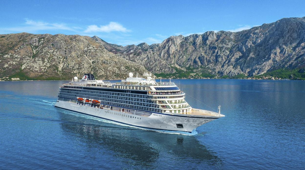 El barco Viking Sun en la Bahía de Kotor, en Montenegro