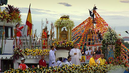 Procesión fluvial para honrar al Niño Jesús