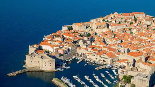 Vista aérea del casco histórico de la ciudad de Dubrovnik (Croacia)