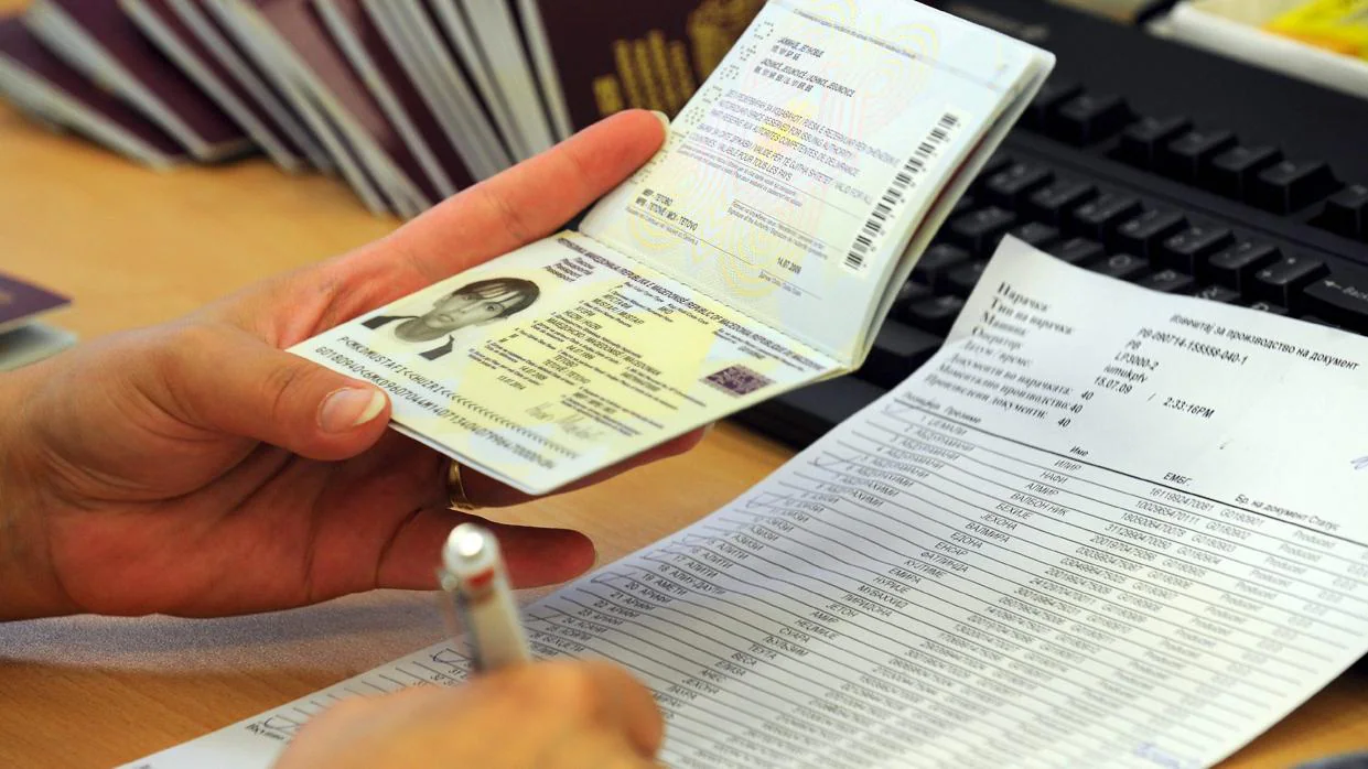 Un funcionario examina los datos de un pasaporte
