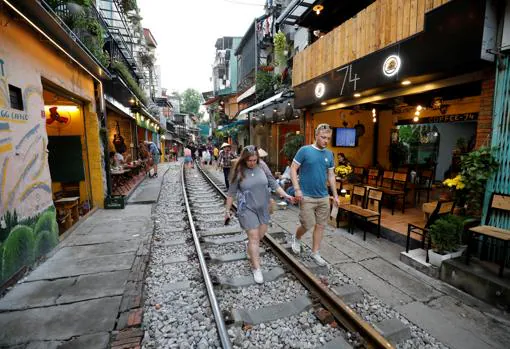 Turistas en la calle del tren Hanoi