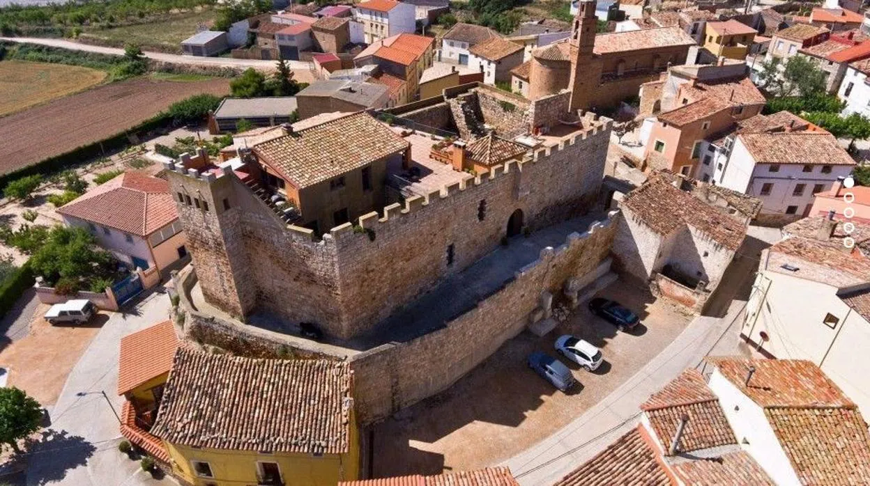 Castillo de Grisel, en el centro del pequeño pueblo zaragozano