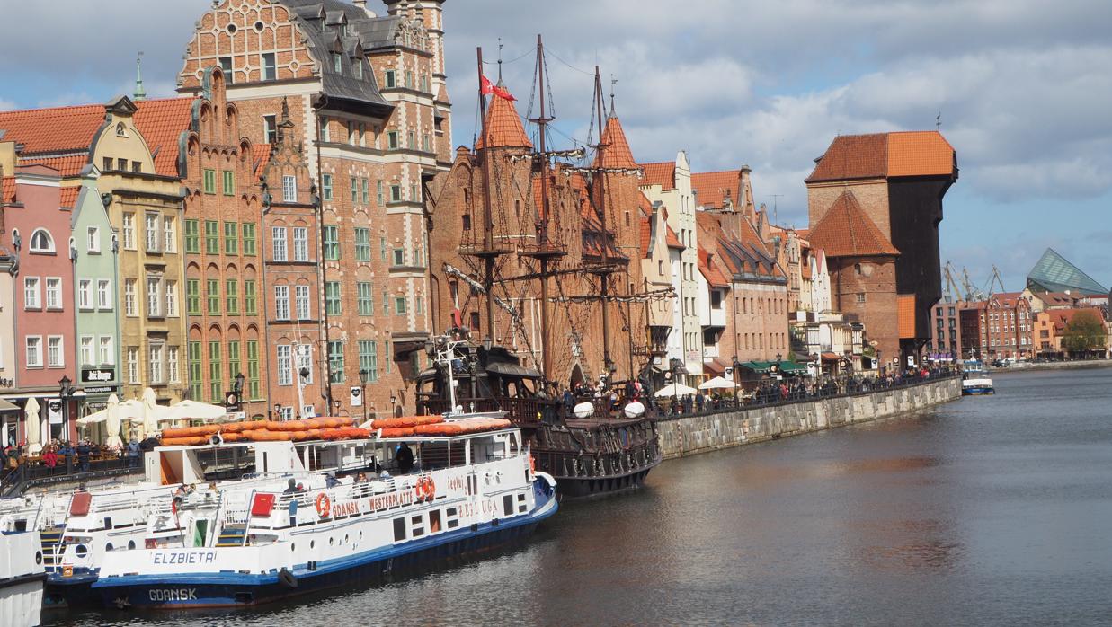 Vista del puerto de Gdansk y de la grúa medieval