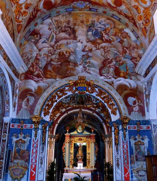 Interior del Santuario de la Virgen de l'Avellà de Catí con la decoración pictórica realizada por Pascual Mespletera