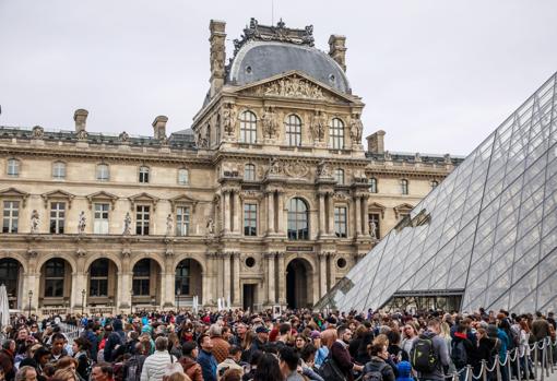 Entrada al mouseo del Louvre, en París, para ver la exposición temporal dedicada a Leonardo da Vinci