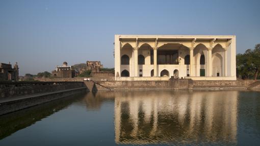 Palacio Asar Mahal junto a una gran piscina de agua