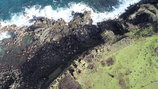 Vista aérea de Ahu (plataforma) Ura Uranga Te Mahina y estatuas moai derribadas