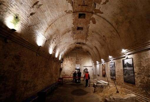 Vista general del museo creado en uno de los túneles excavados para escapar de Berlín Este, ahora abierto al público