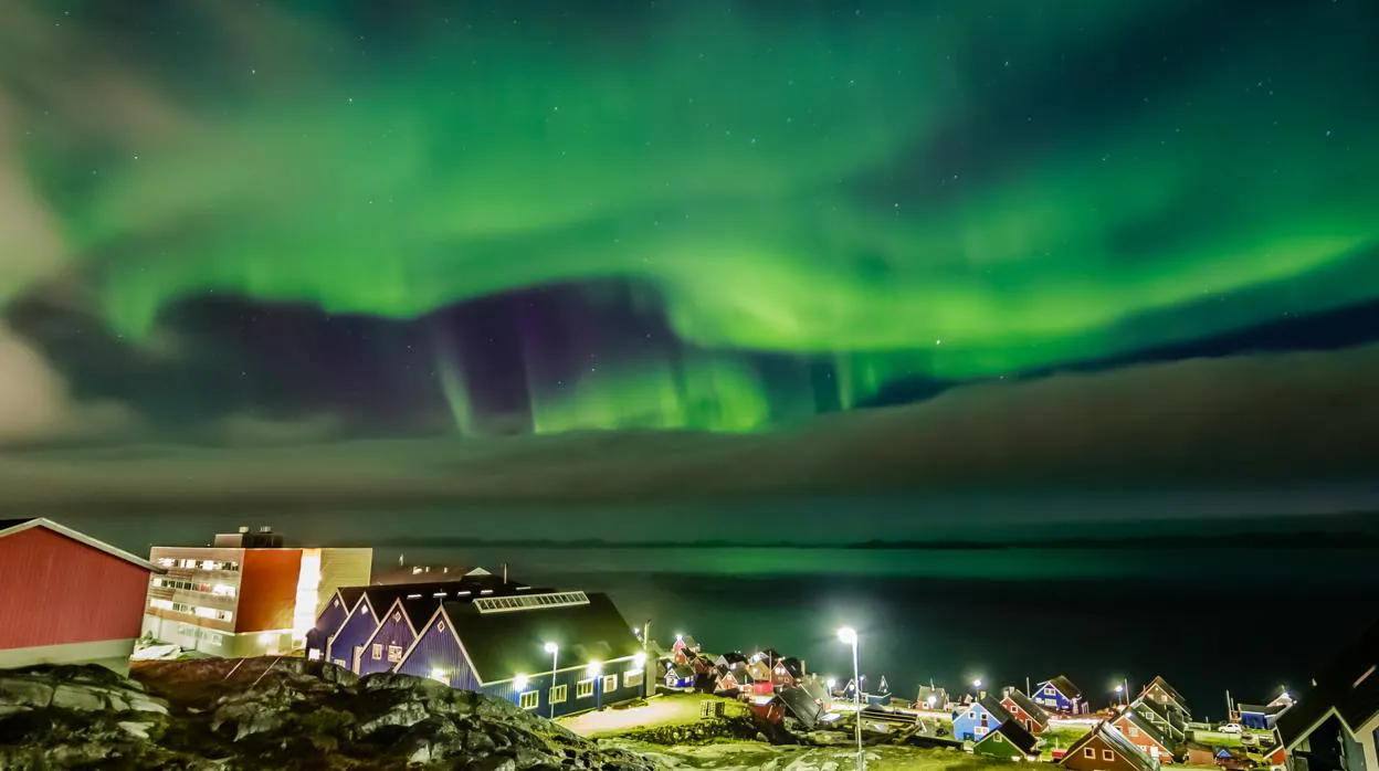 Una aurora boreal en el cielo de Nuuk, la capital de Groenlandia
