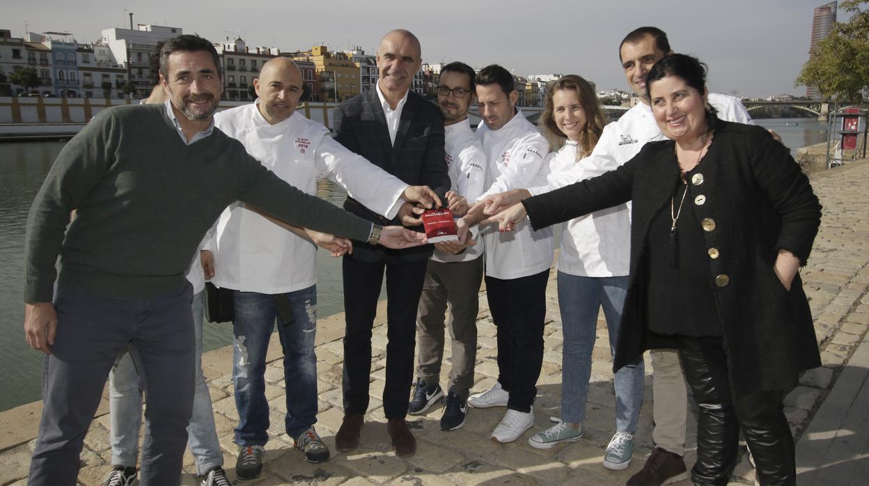 El delegado de Hábitat Urbano, Cultura y Turismo, Antonio Muñoz y la directora comercial de Michelin Travel Partner, Mayte Carreño, presentan la Gala de Entrega de los Premios Michelin, en el centro de recepción turística de Marqués de Contadero. Asisten entre otros varios cocineros y representantes de asociciones profesionales