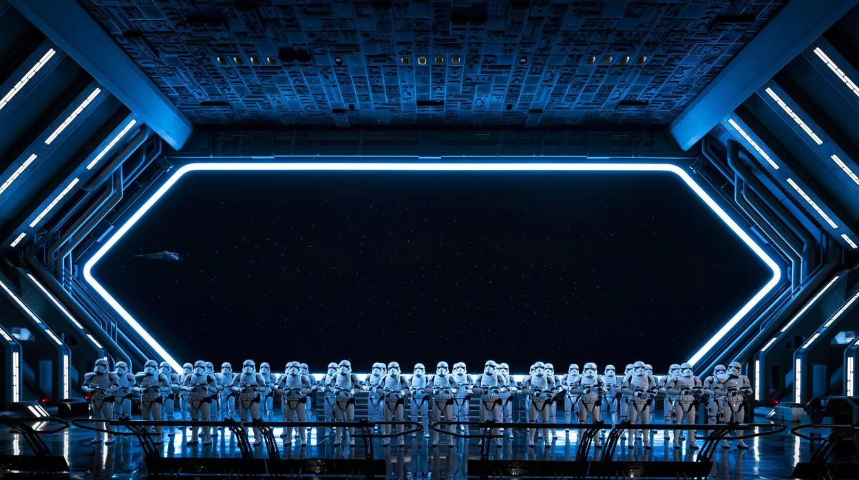Cincuenta soldados de las tropas de asalto («stormtroopers») en el hangar de un destructor estelar, en la atracción «Star Wars: Rise of the Resistance» en el parque Disney's Hollywood Studios, en Lake Buena Vista, Florida (EE.UU).