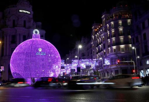 La gran bola de Navidad en la esquina de las calles de Alcalá y Gran Vía, en Madrid