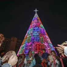 Un árbol de Navidad moderno en Servilla
