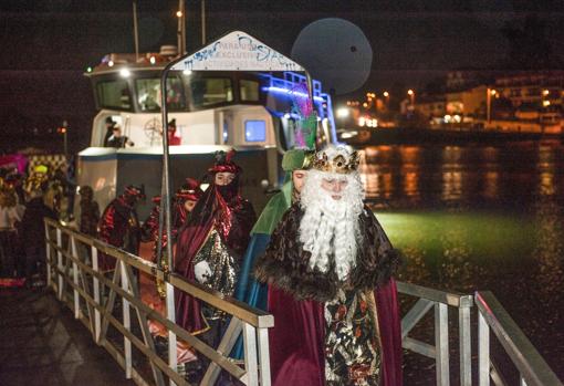 Los Magos en barco en Astillero, Cantabria, el 5 de enero de 2018