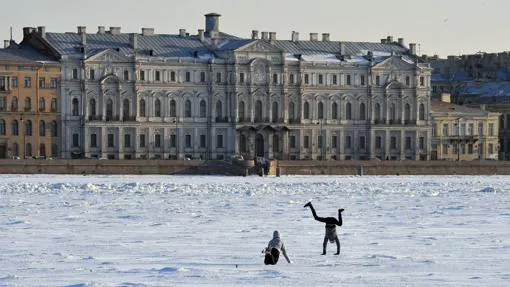 El río Neva, congelado, en el centro de San Petersburgo