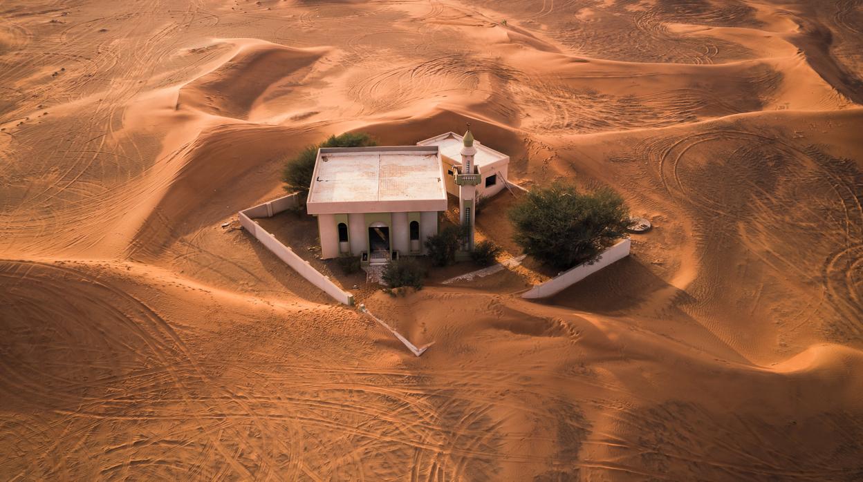 Así es Al Madam, el pueblo fantasma tragado por el desierto