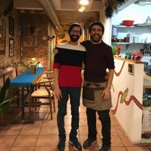 Gilbert y Carlos en el bar que regentan en el Raval de Barcelona