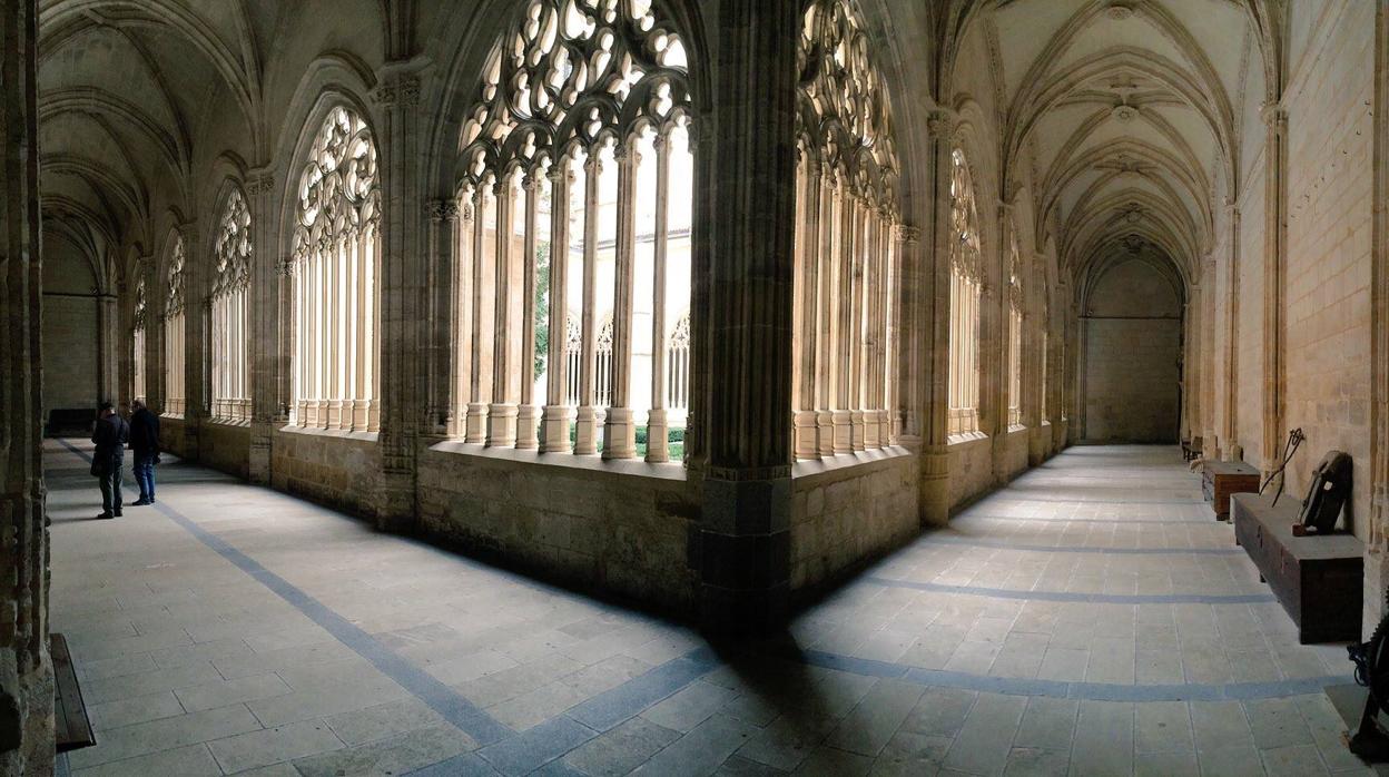 Claustro de la Catedral de Segovia. El claustro se ilumina gracias a la apertura de su patio y a las grandes arcadas de todo el conjunto