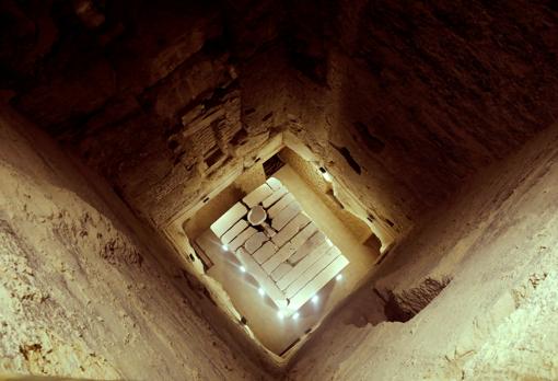 Vista general de un pozo sobre un sarcófago en la Pirámide de Djoser en Saqqara, en las afueras de El Cairo.