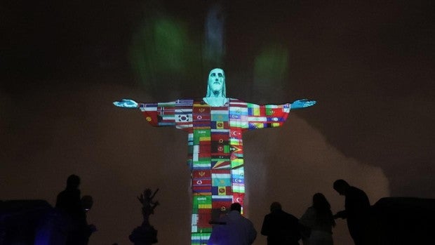 En imágenes: El Cristo Redentor de Brasil se ilumina con las banderas de los países afectados por coronavirus