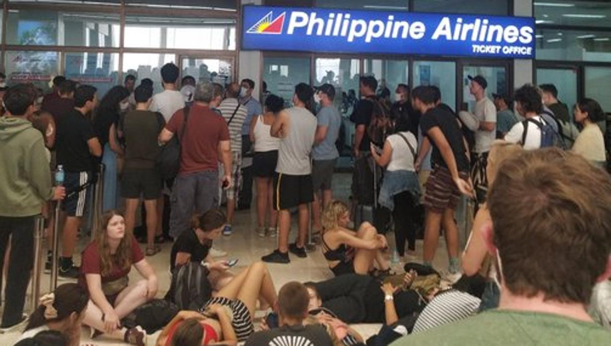 Españoles esperando un billete y un avión de salida en Filipinas