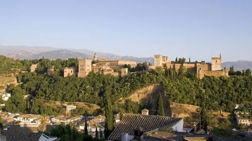 Vista general de la Alhambra desde el Mirador de San Nicolás, en el barrio del Albaicín