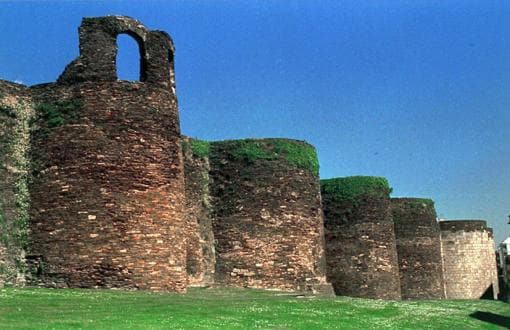La muralla de más de dos kilómetros que rodea la ciudad de Lugo, la única en el mundo que se conserva completa desde la época romana