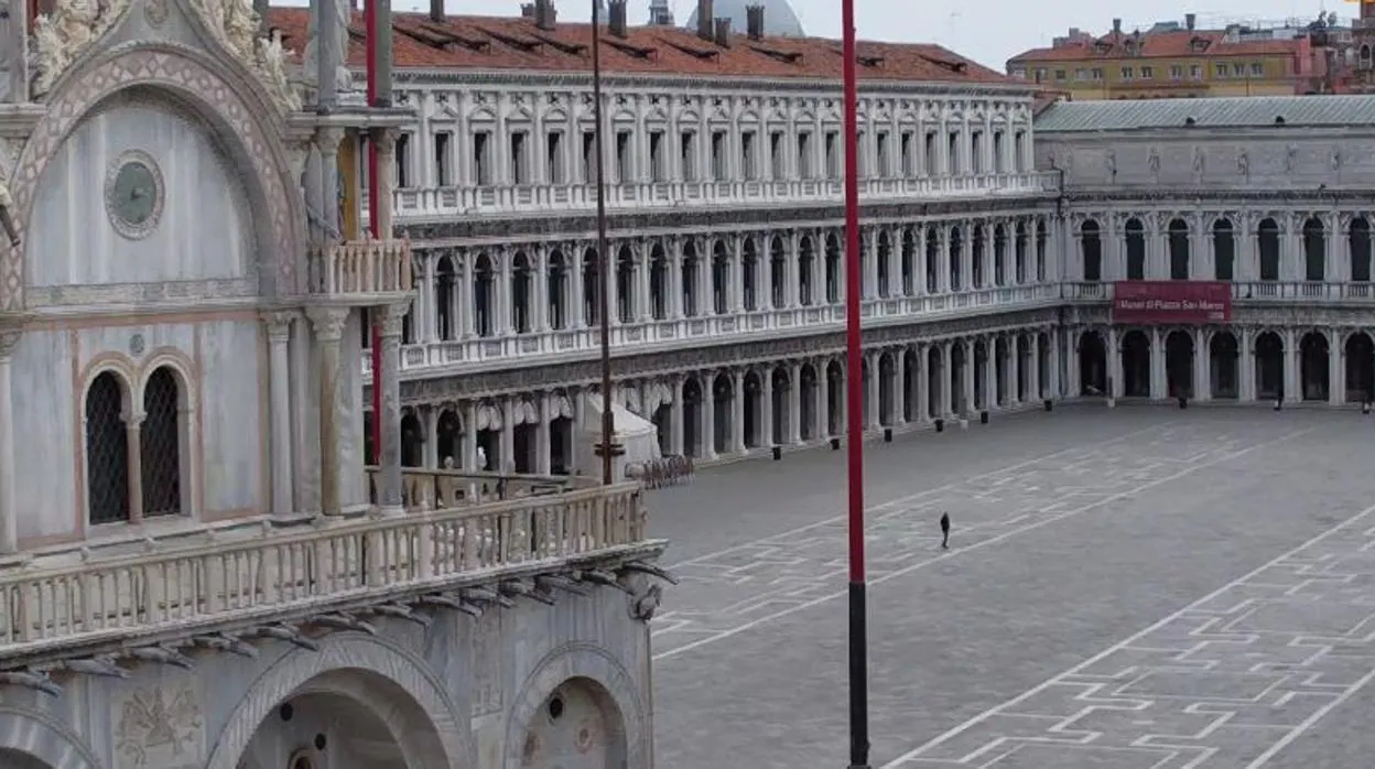 Vistas de la Basílica de San Marco y de las Procuradurías, en una Venecia completamente vacía