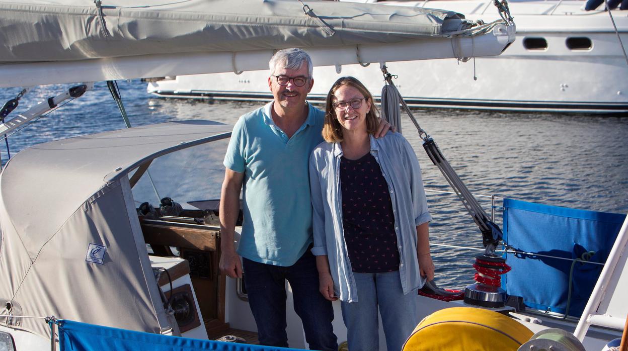 Los suizos Susanne y Louis Pittet posan para el fotógrafo en el puerto de Sanxenxo, en Galicia