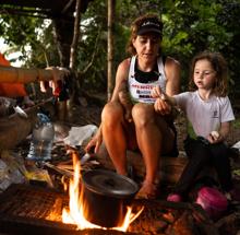 Ragna y su hija Onna, en su campamento en Costa Rica