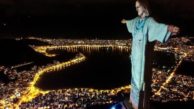 Iluminan el Cristo Redentor en homenaje al personal médico