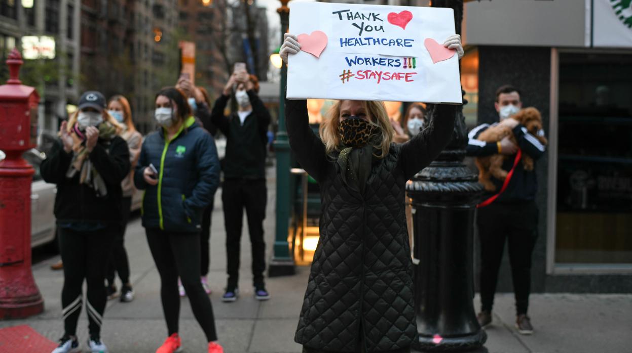 Vecinos de Nueva York agradecen su trabajo al personal sanitario