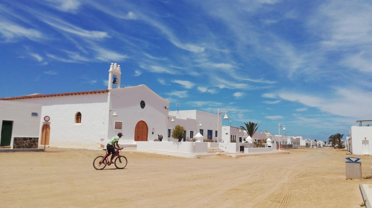 Un hombre se desplaza en bicicleta por las calles de Caleta de Sebo, en La Graciosa, en una imagen tomada el 29 de abril por Miguel Páez, vecino de la isla