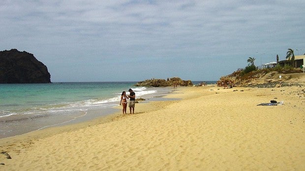 La primera playa de la Unión Europea en reabrir para los bañistas