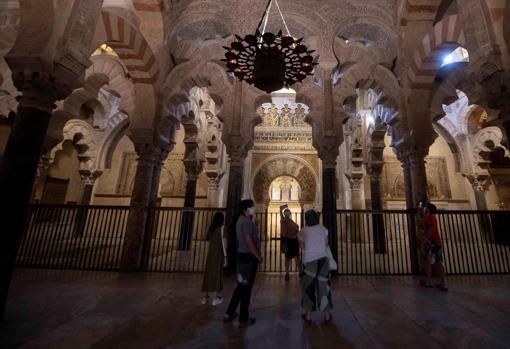 Varias personas observan el interior de la Mezquita-Catedral de Córdoba que ya ha reabierto sus puertas a los visitantes