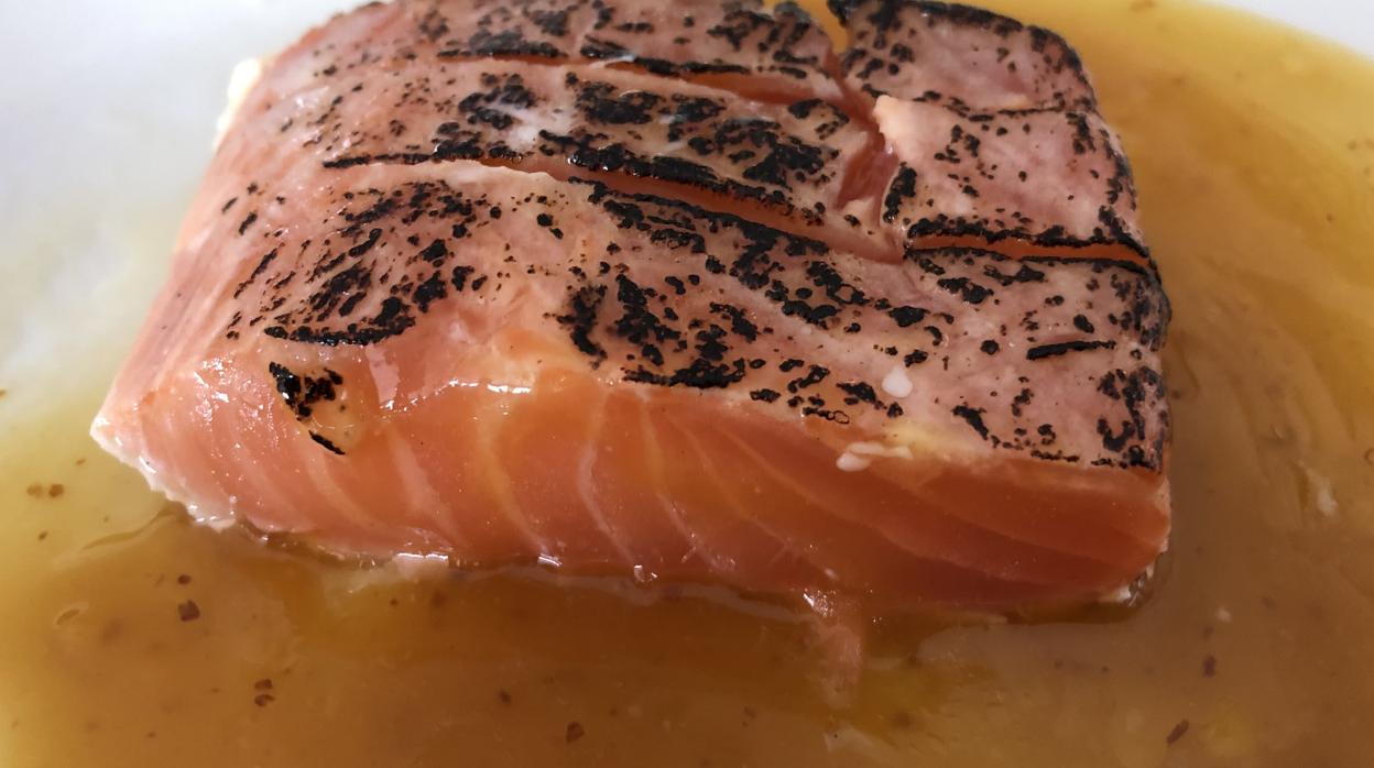 Salmón marinado con salsa de naranja