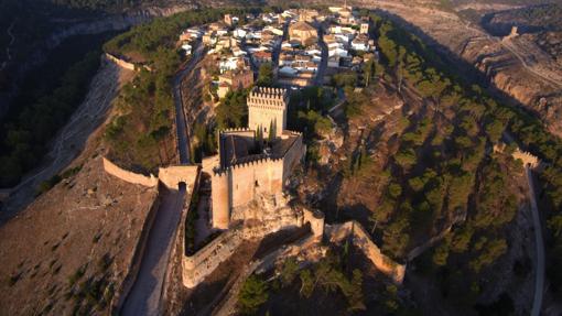 Vista de Alarcón, con su castillo en primer plano