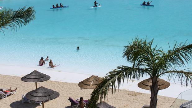 Sol, relax y seguridad junto al mar en una laguna artificial única en España