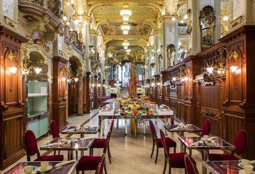 Una de las salas del New York Café, en Budapest