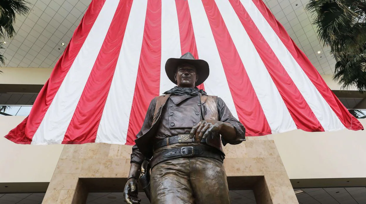 Una estatua de John Wayne en el John Wayne Airport, en Orange County, California