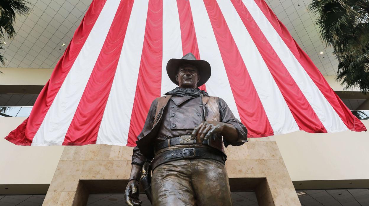 Una estatua de John Wayne en el John Wayne Airport, en Orange County, California