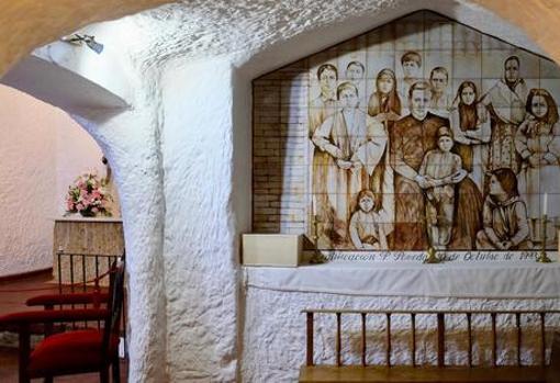 Mosaico en memoria de la labor del padre Poveda en este barrio de Guadix