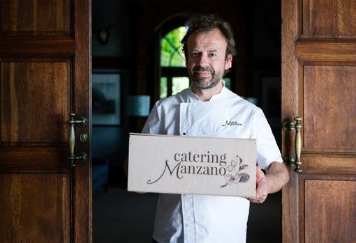 Nacho Manzano, con una de las cajas que ahora viajan a toda la península