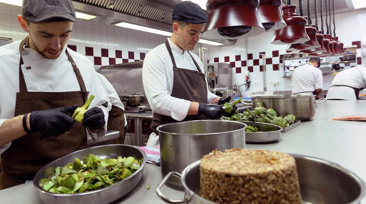 Cocineros trabajan en los fogones del Cenador de Amós, en Villaverde de Pontones (Cantabria)